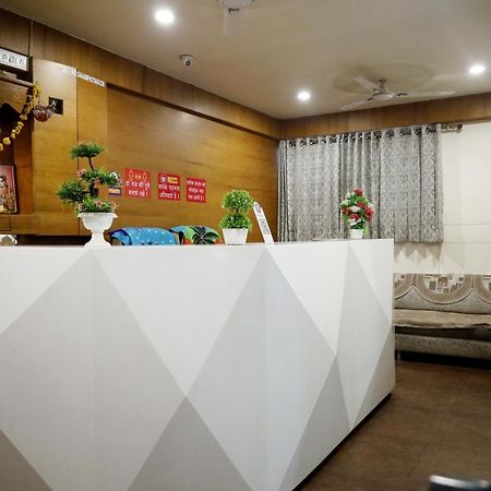 Hotel Madhav Villa Ахмедабад Экстерьер фото