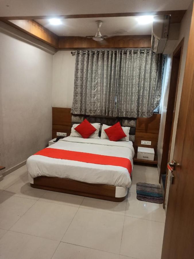 Hotel Madhav Villa Ахмедабад Экстерьер фото