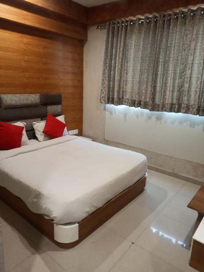 Hotel Madhav Villa Ахмедабад Экстерьер фото