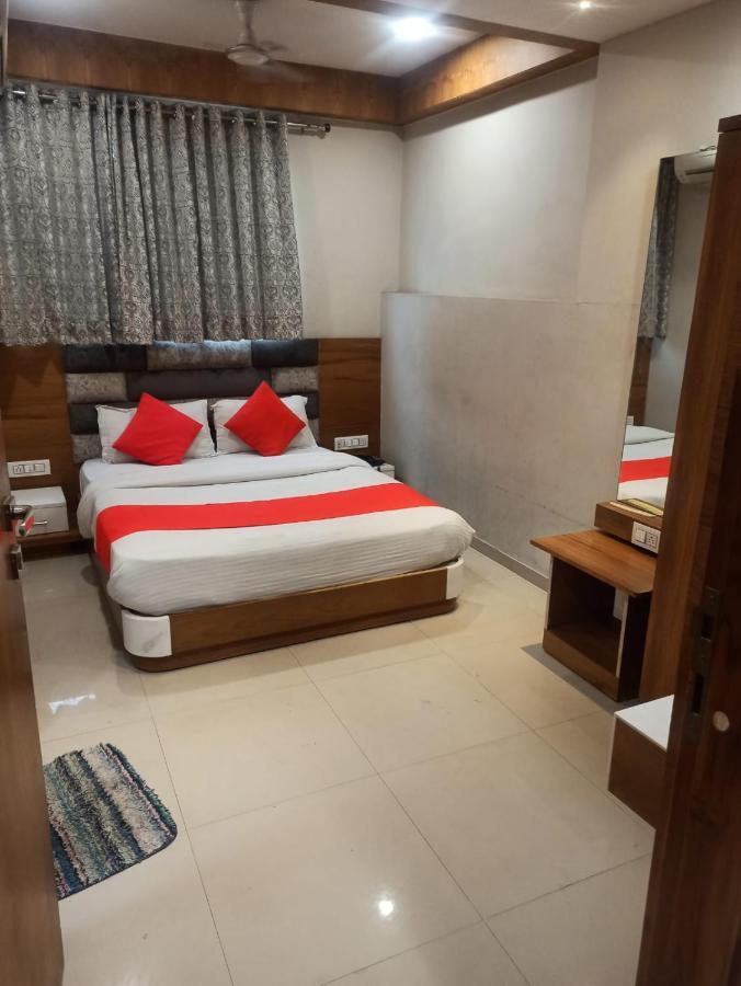 Hotel Madhav Villa Ахмедабад Экстерьер фото