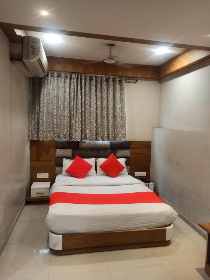 Hotel Madhav Villa Ахмедабад Экстерьер фото