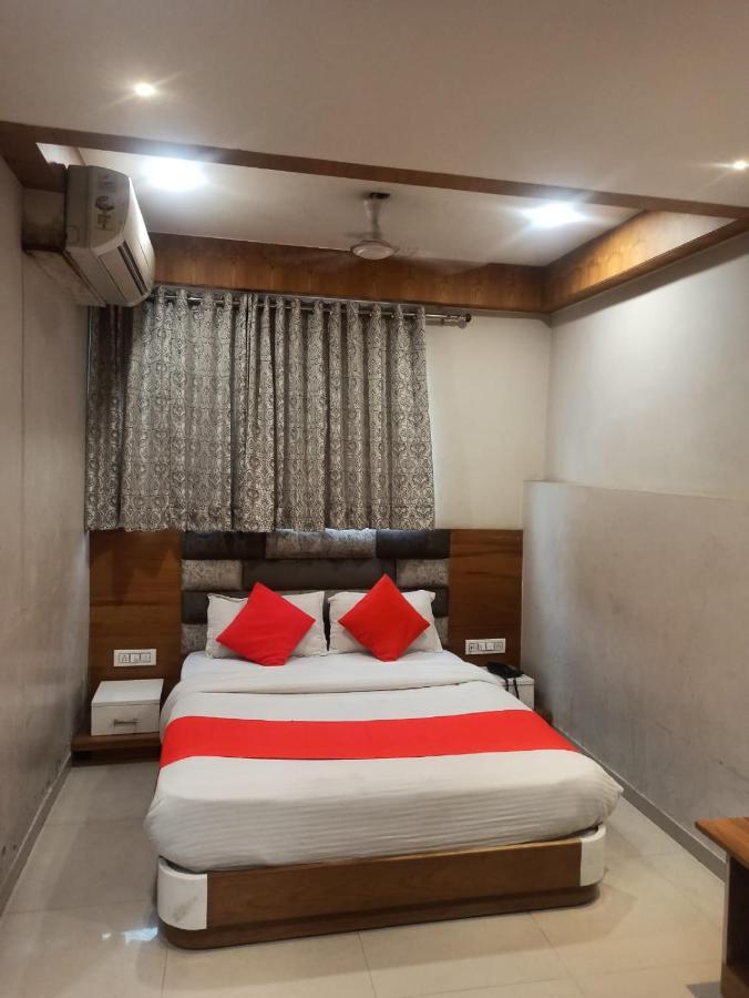 Hotel Madhav Villa Ахмедабад Экстерьер фото