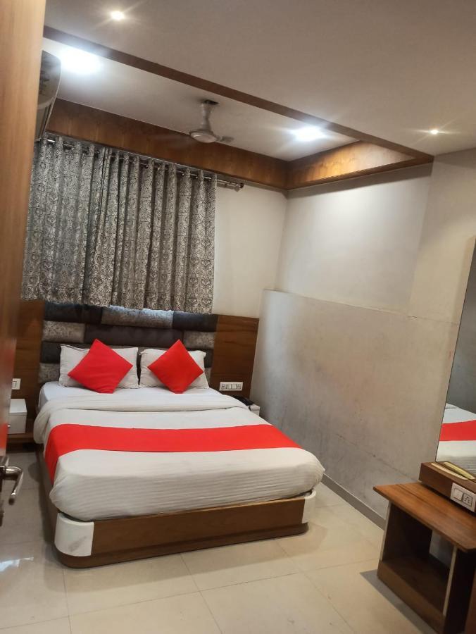 Hotel Madhav Villa Ахмедабад Экстерьер фото